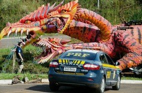PRF auxilia carros alegóricos a cruzar a BR-282 em Joaçaba