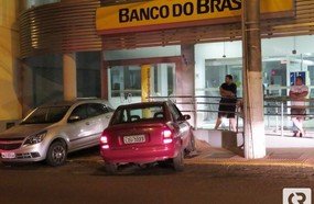 Corsa dispara, bate em carro e em muro do Banco do Brasil