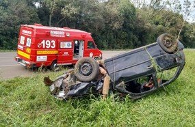 Capotamento deixa duas pessoas feridas na BR-282