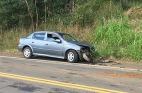 Acidente envolve dois carros e uma carreta na SC-355