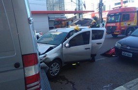 Colisão deixa mulher ferida no centro de Campos Novos
