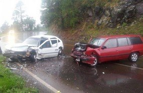 Colisão frontal deixa três feridos na BR-282 em Vargem Bonita