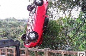 Veículo despenca da ponte no acesso de Herval d´Oeste