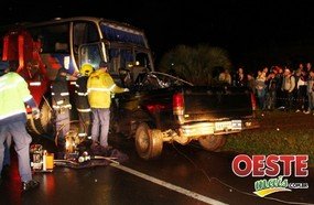 Motorista morre em colisão frontal entre caminhonete e ônibus