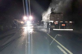 Carreta carregada com cimento pega fogo na SC-350
