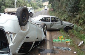 Mulher capota veículo ao tentar ultrapassagem em Iomerê