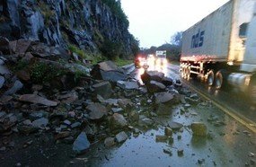 Desmoronamento deixa trânsito em meia pista em Erval Velho