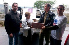 Policiais doam alimentos a instituição de caridade de Joaçaba