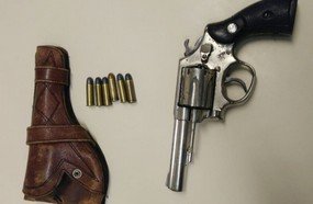 Homem é flagrado com arma e tenta subornar policiais