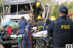 Colisão entre caminhão e carreta deixa motorista preso às ferragens