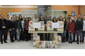 Bolsistas de Capinzal arrecadam uma tonelada de alimentos