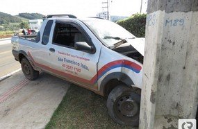 Mãe e filho ficam feridos após colisão seguida de choque em poste