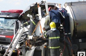 Motorista fica preso às ferragens em colisão entre caminhões na BR-282