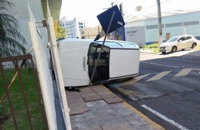 Motorista tomba veículo no centro de Joaçaba