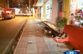 Motorista foge após invadir calçada e danificar lojas em Capinzal