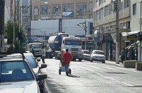 Caminhão estraga no centro de Joaçaba e deixa trânsito caótico
