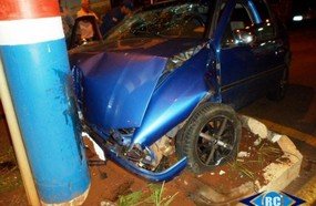 Motorista embriagado bate em poste em Piratuba