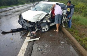 Colisão em rodado de caminhão deixa três feridos na BR-153