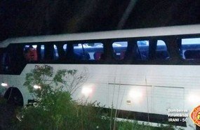 Ônibus com 32 passageiros sai da pista na BR-282