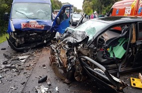 Colisão frontal entre veículos mata mulher na BR-282