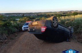 Veículo capota após colisão no interior de Capinzal