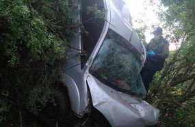 Motorista morre ao despencar em ribanceira na BR-470