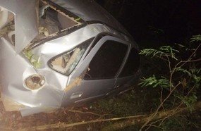 Veículo de Herval sai da pista e colide contra árvores na SC-150
