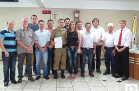 Câmara homenageia policial que ajudou salvar bebê engasgada