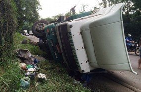 Motorista tomba caminhão carregado em Joaçaba
