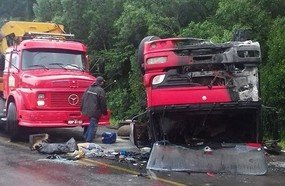Caminhão capota e pega fogo após colisão na BR-282