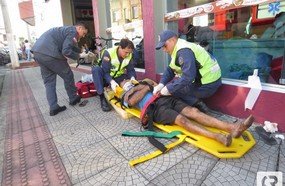 Ciclista se machuca após ter frente cortada por veículo em Herval