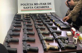 Polícia Militar apreende pistolas e carregadores em Chapecó