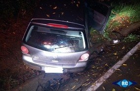 Jovens ficam feridos após saída de pista na SC-150, em Lacerdópolis