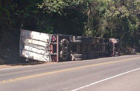 Tombamento de carreta deixa motorista ferido na BR-153