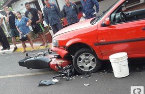 Moto vai parar debaixo de carro em colisão frontal no centro de Herval