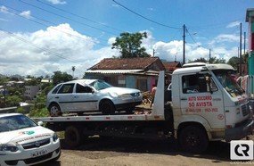 Veículo tomado de assalto é localizado jogado em barranco