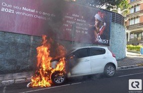 Veículo é consumido por incêndio no centro de Joaçaba