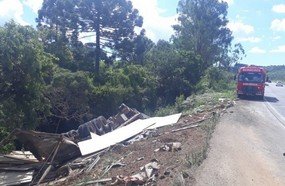 Condutor fica ferido ao capotar carreta em barranco na BR-470