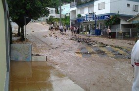 Enxurrada alaga ruas e invade residências em Joaçaba