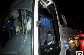 Adolescente assume volante de ônibus após motorista desmaiar em acidente