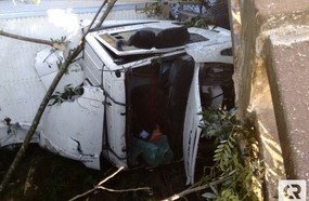 Motorista dorme e cai com caminhão da ponte em Catanduvas