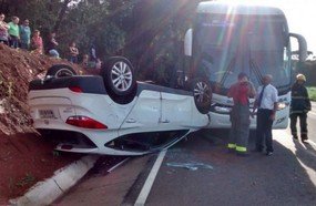 Carro capota após colisão com ônibus na BR-282