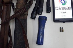 PM flagra motorista com armas e cachorro dentro de porta-malas