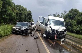 Quatro veículos se envolvem em acidente na BR-282