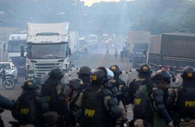 Confronto entre caminhoneiros e PRF marca desocupação da BR-282