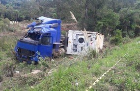 Carreta carregada com carne tomba na BR-282, em Joaçaba