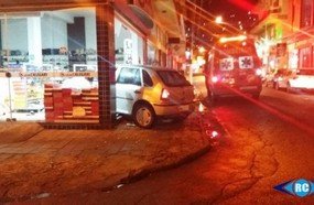 Carro invade loja após colisão no centro de Capinzal