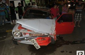 Chevette sem freio atinge Jetta em Joaçaba