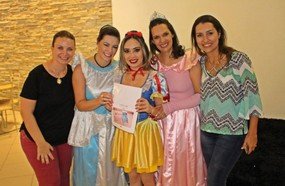 Colaboradores de empresas encenam história de Walt Disney