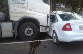 Colisão entre carreta e carro deixa dois mortos na BR-153